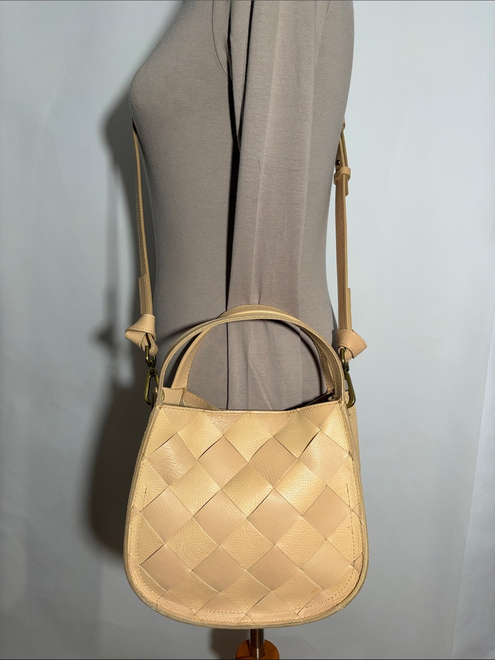 Madewell The Sydney Crossbody Bag: Woven Leather Edition in Desert Dune Color